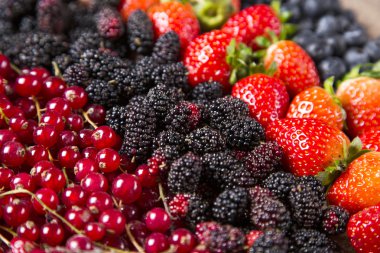 Ahşap bir masa üzerinde bazı Redfruits.