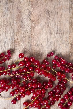 Ahşap bir masa üzerinde bazı Redfruits.