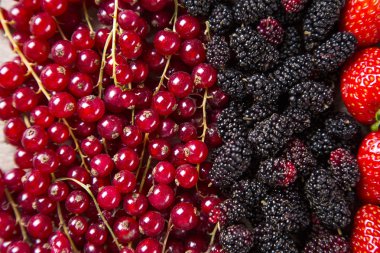 Ahşap bir masa üzerinde bazı Redfruits.