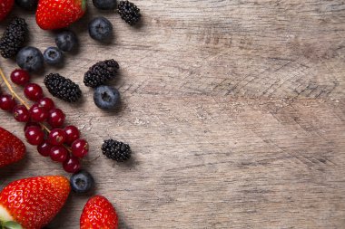 Ahşap bir masa üzerinde bazı Redfruits.