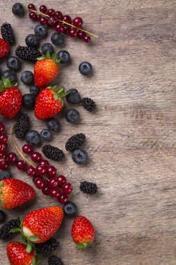 Ahşap bir masa üzerinde bazı Redfruits.