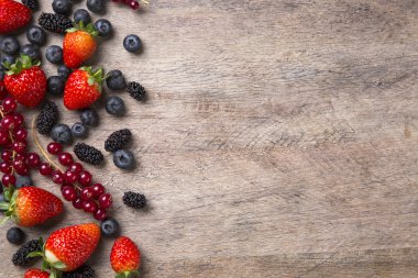 Ahşap bir masa üzerinde bazı Redfruits.