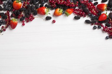 Ahşap bir masa üzerinde bazı Redfruits.