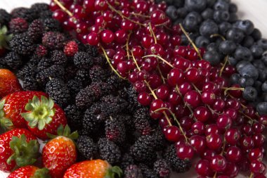 Ahşap bir masa üzerinde bazı Redfruits.
