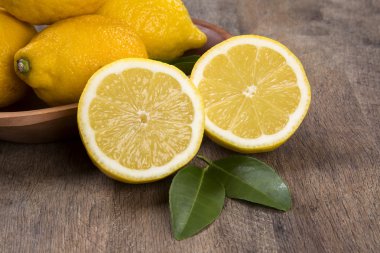 Bazı ahşap yüzey üzerinde limon sarı.