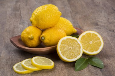 Bazı ahşap yüzey üzerinde limon sarı.