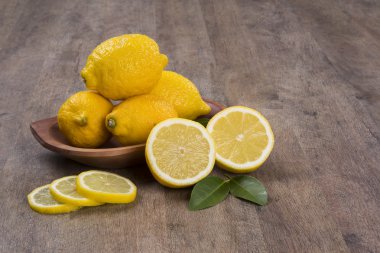 Bazı ahşap yüzey üzerinde limon sarı.