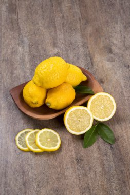 Bazı ahşap yüzey üzerinde limon sarı.