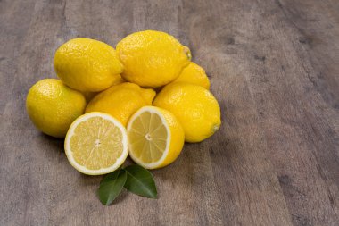 Bazı ahşap yüzey üzerinde limon sarı.