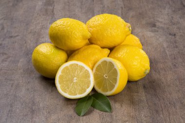 Bazı ahşap yüzey üzerinde limon sarı.