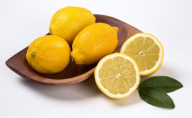 Beyaz bir arka plan üzerinde bazı sarı limon. 