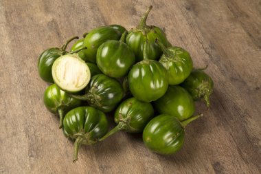 Ahşap bir yüzey üzerinde yeşil bazı Afrika patlıcan