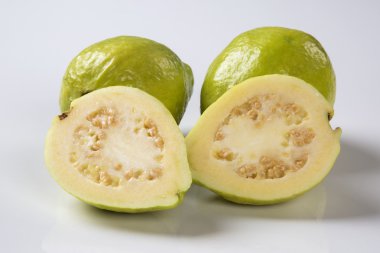 Beyaz bir arka plan üzerinde bazı Brezilyalı guavas.