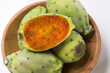 İncir Hindistan bir ahşap yüzey üzerinde ahşap bir tencerede birkaç.