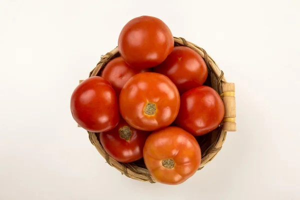 Alcuni pomodori su uno sfondo bianco — Foto Stock