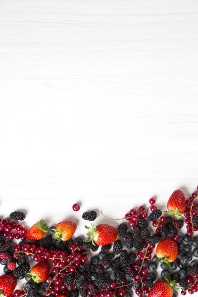 Ahşap bir masa üzerinde bazı Redfruits.