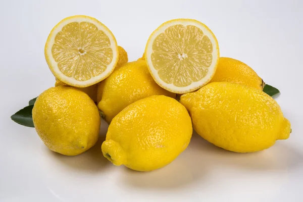 Alcuni limoni gialli su sfondo bianco . — Foto Stock