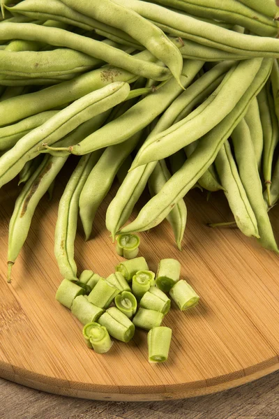 Judías verdes pequeñas y delgadas (vert de la judía) en una madera —  Fotos de Stock