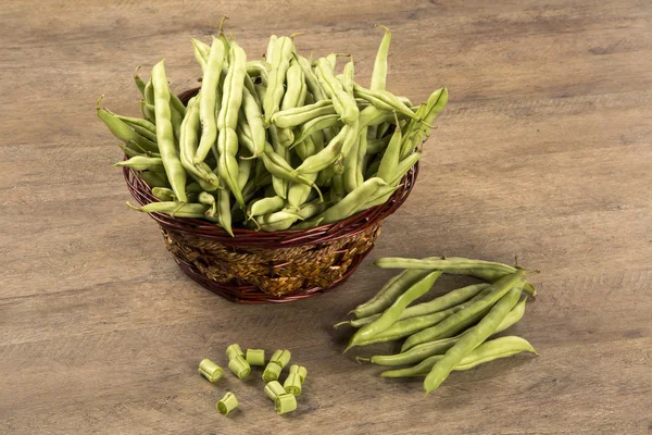 Kleine en slanke groene bonen (haricot vert) op een hout — Stockfoto