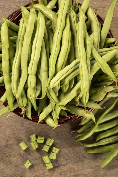 Kleine en slanke groene bonen (haricot vert) op een hout — Stockfoto