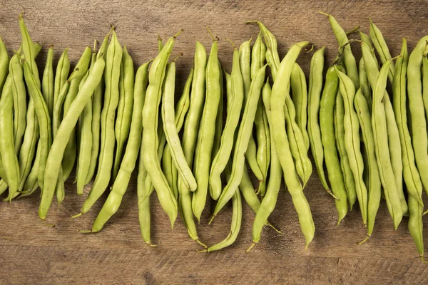 Judías verdes pequeñas y delgadas (vert de la judía) en una madera —  Fotos de Stock