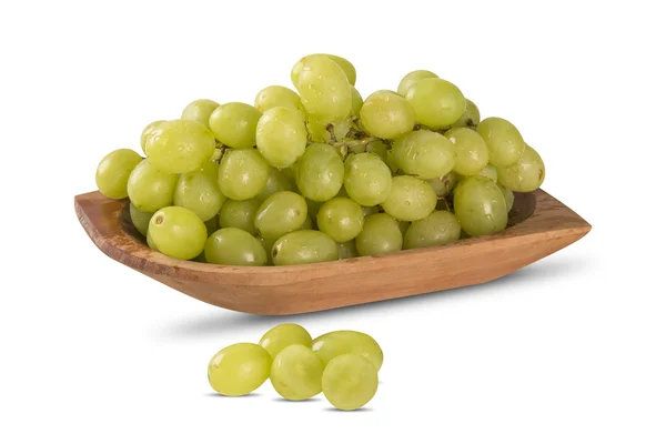 Uvas verdes frescas con hojas. Aislado sobre blanco — Foto de Stock