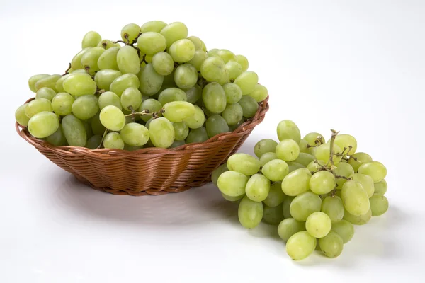 Raisins verts dans un panier. — Photo