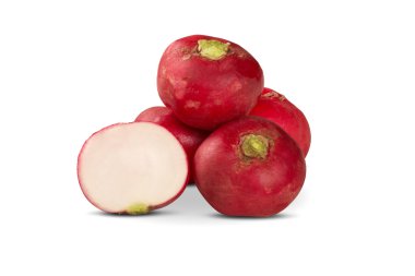 Beyaz bir arka plan üzerinde bir sepet içinde bazı turp