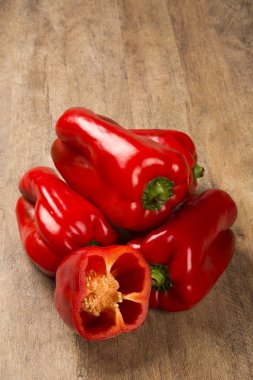 Ahşap bir yüzey üzerinde bazı kırmızı biber