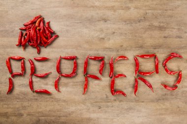 Taze kırmızı biber ahşap bir masa üzerinde grup