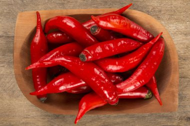 Taze kırmızı biber ahşap bir masa üzerinde grup