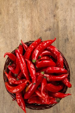 Taze kırmızı biber ahşap bir masa üzerinde grup