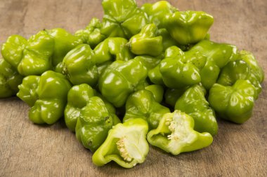 ahşap arka plan üzerinde yeşil biber.