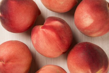 Biraz şeftali bir ahşap yüzey üzerinde bir sepet içinde