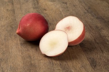 Biraz şeftali bir ahşap yüzey üzerinde bir sepet içinde