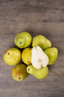 Ahşap bir yüzey üzerinde bir sepet içinde bazı armut