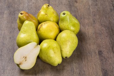 Ahşap bir yüzey üzerinde bir sepet içinde bazı armut