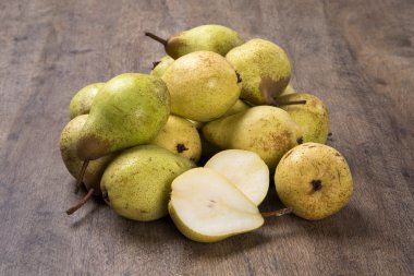 Ahşap bir yüzey üzerinde bir sepet içinde bazı armut