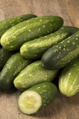 Ahşap masa üzerinde taze salatalık. 