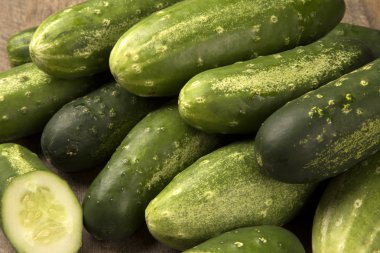 Ahşap masa üzerinde taze salatalık. 