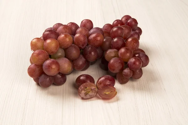 Немного красного винограда на белом фоне — стоковое фото