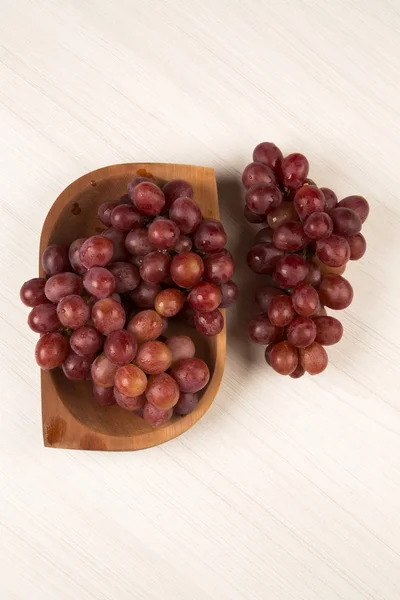 Quelques raisins rouges sur fond blanc — Photo