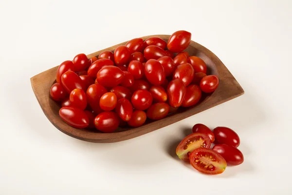 Een kom voor grape tomatoes op een witte achtergrond — Stockfoto