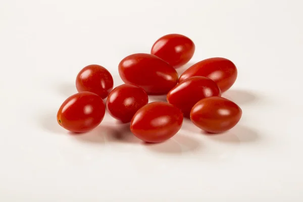 Een kom voor grape tomatoes op een witte achtergrond — Stockfoto