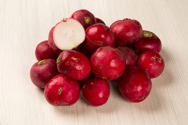 Some radishes in a basket over a white background — Stock Photo, Image