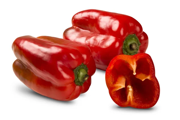 Algumas pimentas vermelhas sobre um fundo branco . — Fotografia de Stock