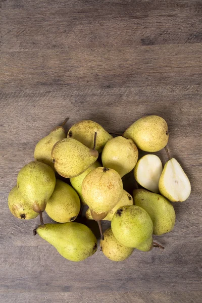 Some pears in a basket over a wooden surface — Stock Photo, Image