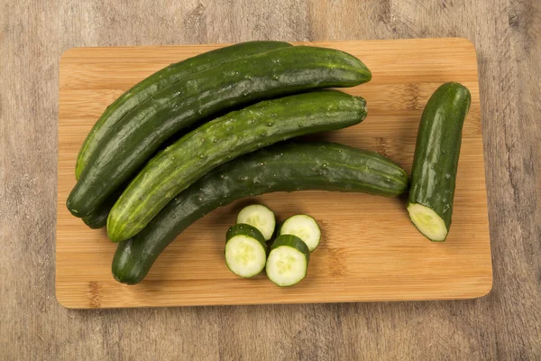 Pepino fresco en la mesa de madera — Foto de Stock