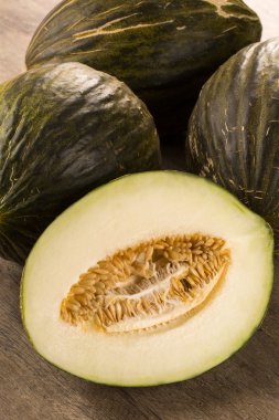 Ahşap bir yüzey üzerinde bazı kavun