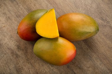 Mango ahşap arka plan üzerinde. 